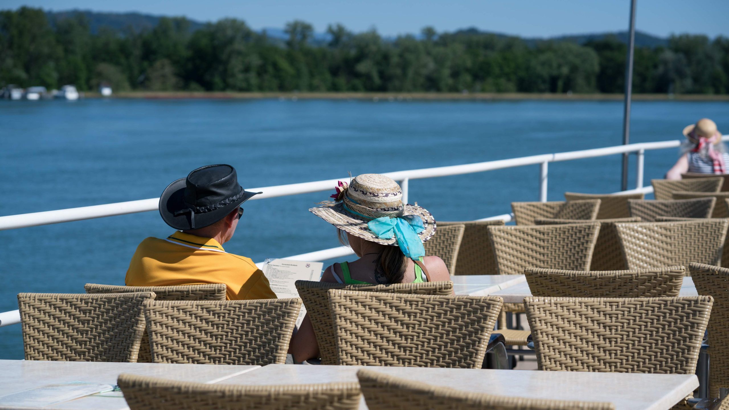 Personnes profitant d'une croisière sur le Rhin